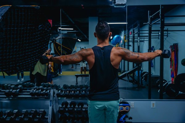 Comment les exercices de flexibilité en Yoga peuvent-ils bénéficier aux pratiquants de sports de combat?