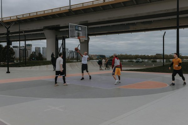 Quels mouvements de Pilates améliorent la stabilité en ski alpin?