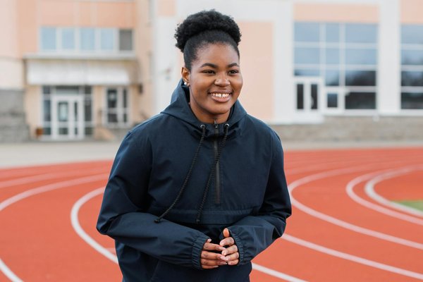 Quelle routine de récupération est conseillée pour les athlètes après une compétition de décathlon?